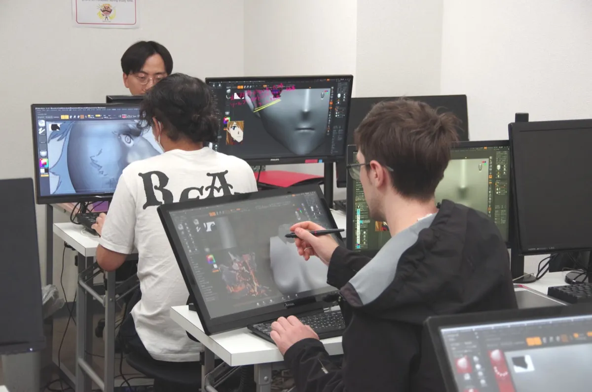 液晶タブレットでデジタルの絵を描く学生たち